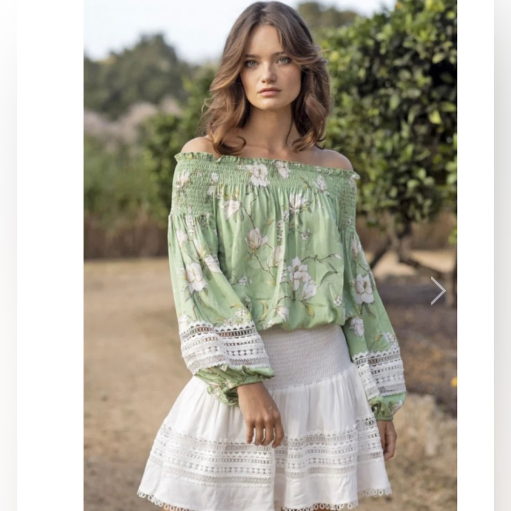 Miss June Paris Top, New without tags, One size fits most, feminine parisian💚